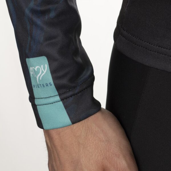 Sleeve detail