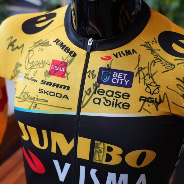 Jumbo jersey with signatures jpg